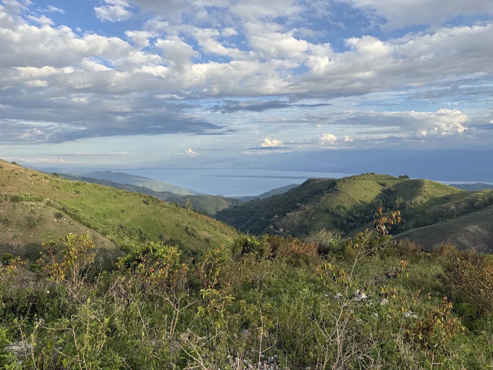 Vista de la Sierra de Neiba y el Lago Enriquillo desde La Descubierta
