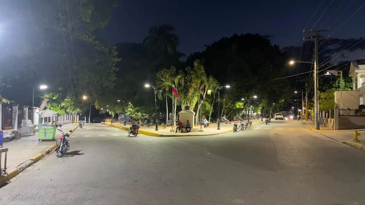 Centro de La Descubierta por la noche